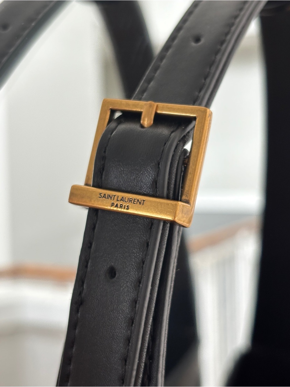 Classic Black Designer Shoulder Bag with Gold Accent - Picture 3 of 8